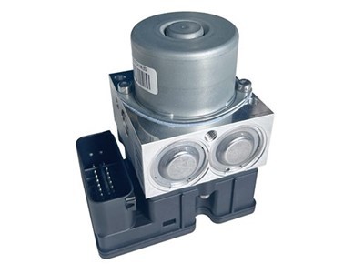 Como funciona o ABS Dual Channel em veículos com diferentes tipos de transmissão?